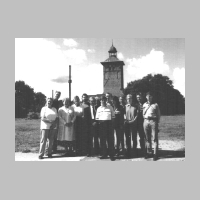 034-1003 Die Grossfamilie aus Gruenlinde mit Buergermeister Rombak vor der Wehlauer Kirche..jpg